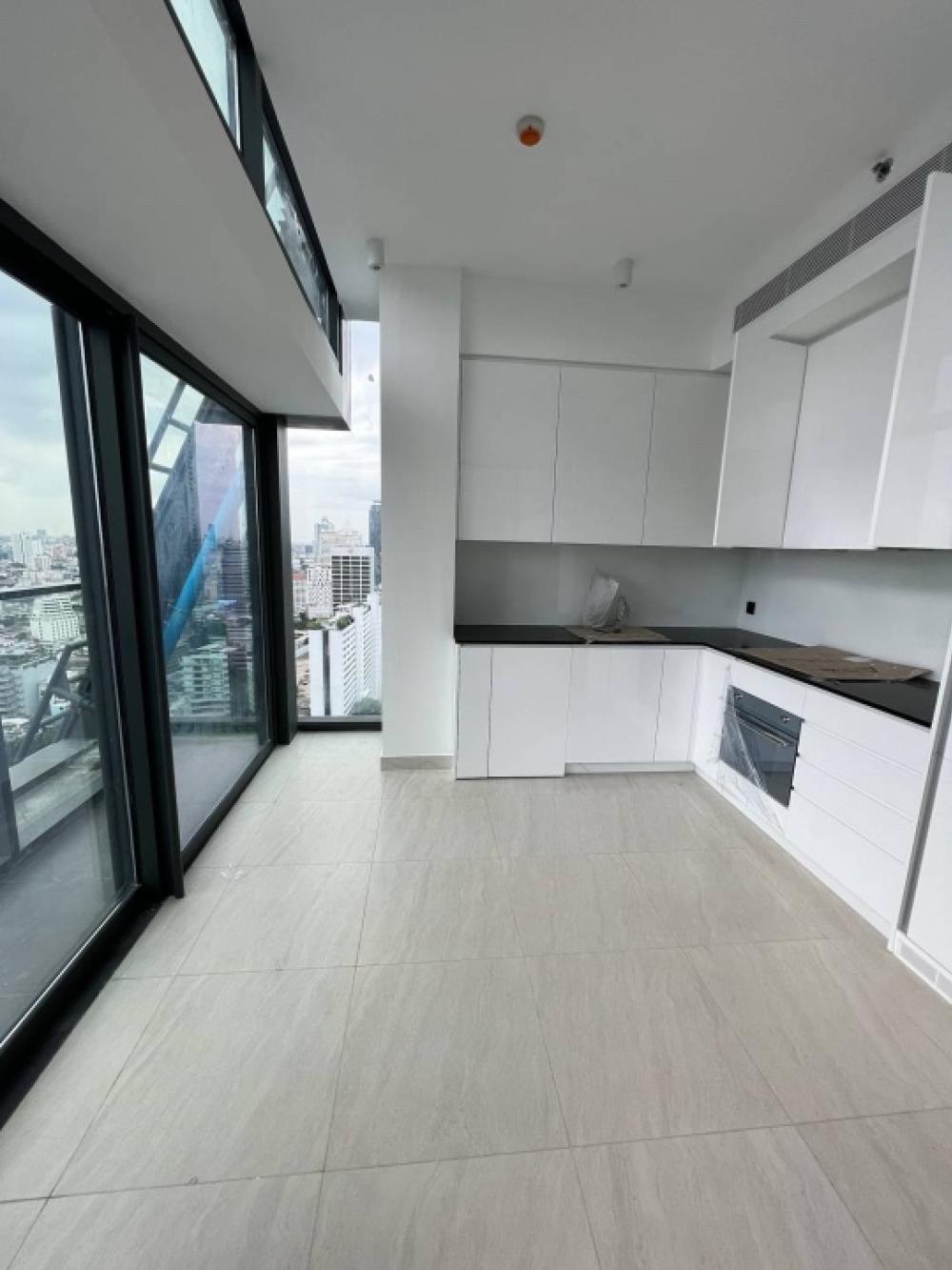 For SaleCondoSathorn, Narathiwat : 📢👇Selling  special unit at luxury petfriendly condo, corner unit, same floor as sky garden , 3 sides of unblocked view.