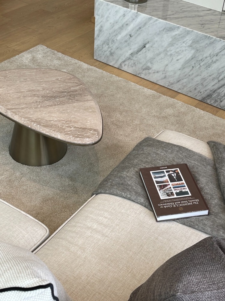 For RentCondoWitthayu, Chidlom, Langsuan, Ploenchit : 2 bedrooms, very high floor, 40+, beautifully decorated, ready to move in.