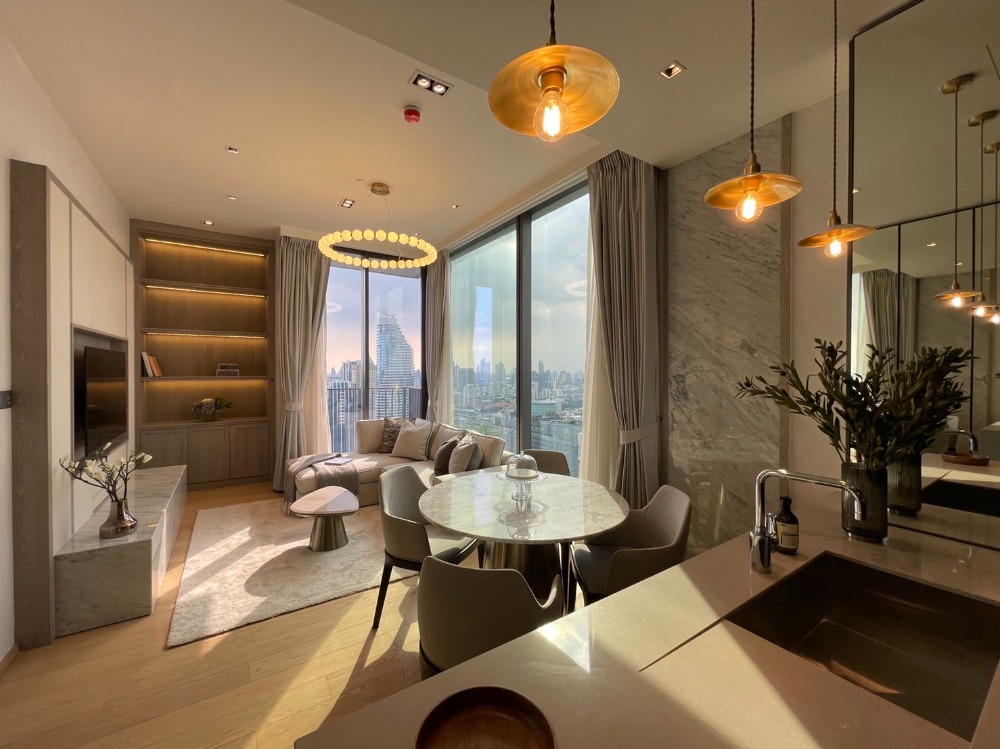 For RentCondoWitthayu, Chidlom, Langsuan, Ploenchit : 2 bedrooms, very high floor, 40+, beautifully decorated, ready to move in.