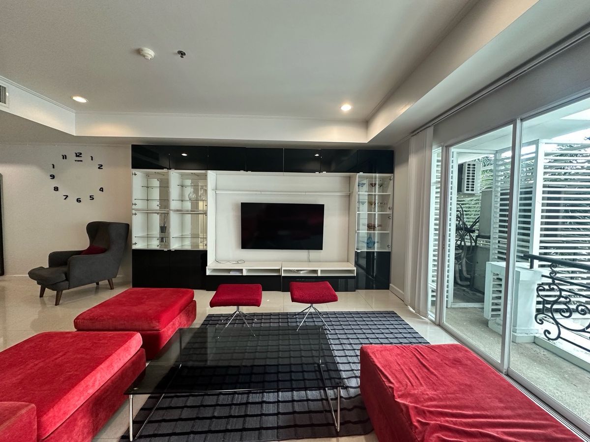 For RentCondoSukhumvit, Asoke, Thonglor : Luxury condo for rent, size 181 sq m, beautiful room, tree view, well decorated, modern kitchen.