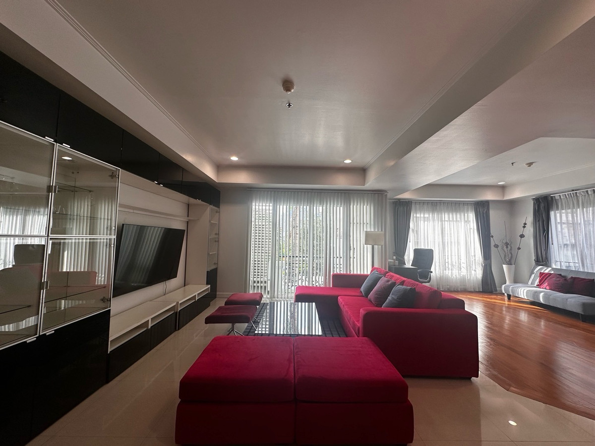 ให้เช่าคอนโดสุขุมวิท อโศก ทองหล่อ : ให้เช่าคอนโดหรูขนาด 181 ตรม ห้องสวย วิวต้นไม้ ตกแต่งอย่างดี ครัว modern