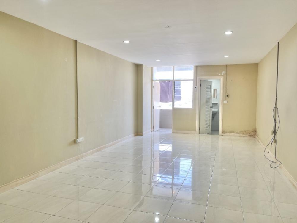 For SaleCondoLadprao, Central Ladprao : Chokchai Ruammit Condo for sale, not hot room, Ratchada view, negotiable.
