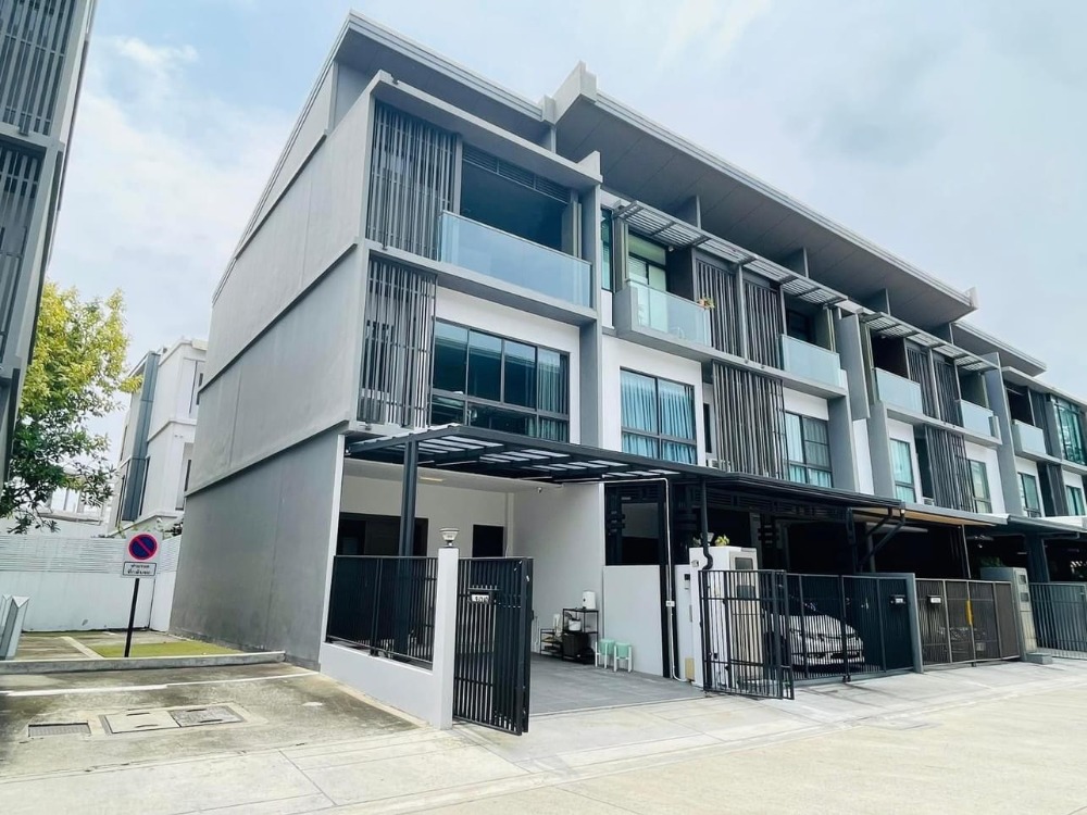 For SaleTownhomeKaset Nawamin,Ladplakao : Luxurious townhome for sale, corner unit, The Landmark Ekkamai-Ramindra.