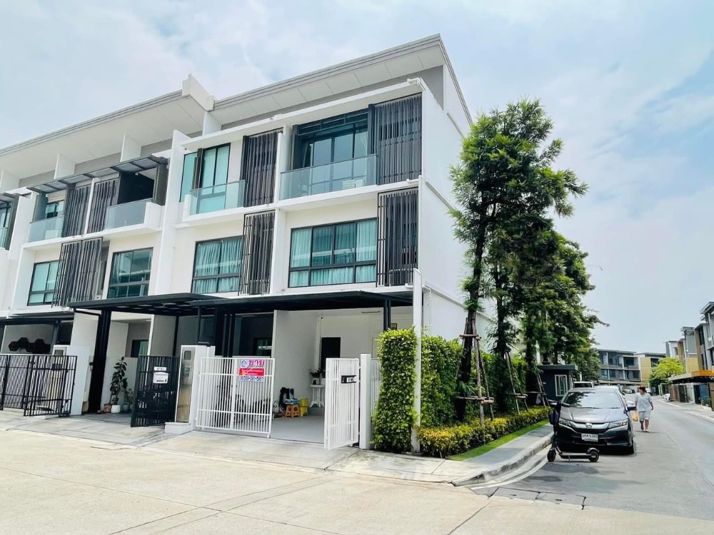 For SaleTownhomeKaset Nawamin,Ladplakao : Luxurious townhome for sale, corner unit, The Landmark Ekkamai-Ramindra.