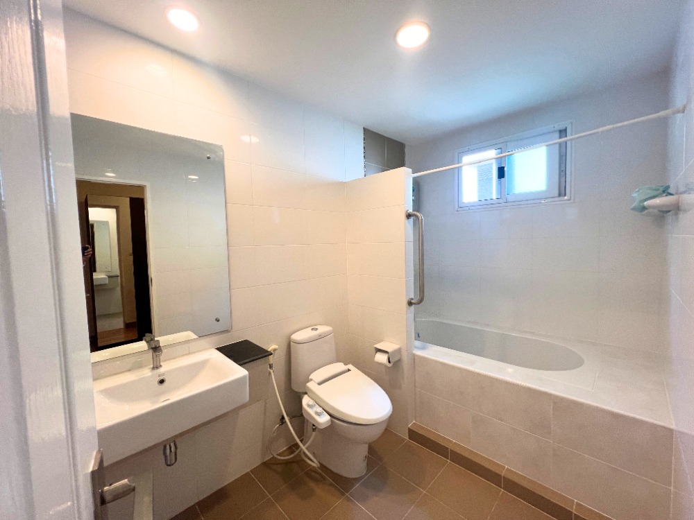 For SaleHousePattaya, Bangsaen, Chonburi : House for sale with tenant, Casa Legend Sriracha, Suan Suea, 59.7 sq m., newly renovated, corner unit