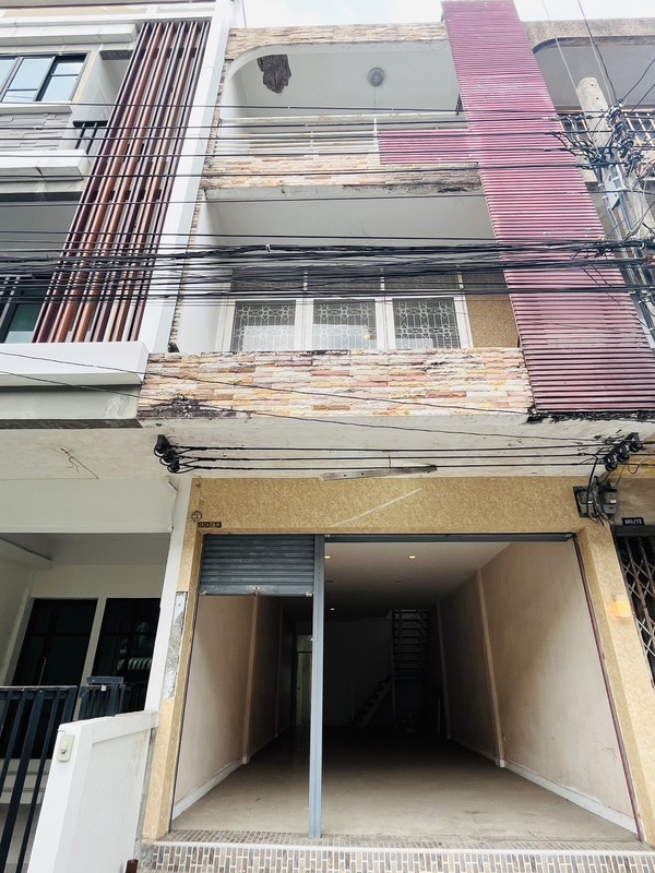 For SaleShop HouseKaset Nawamin,Ladplakao : Urgent sale, 3-story commercial building, Soi Nawamin 91, next to the main road, good location.