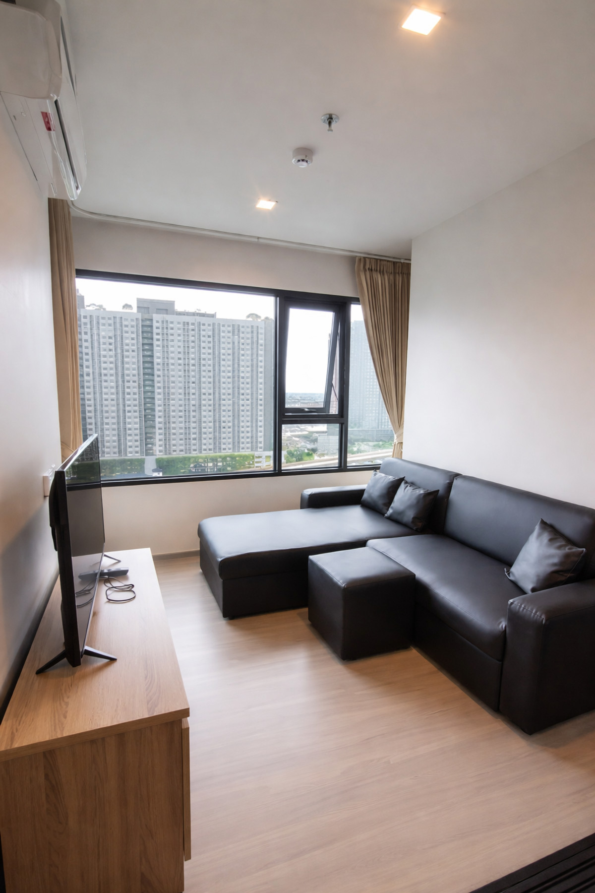 For RentCondoThaphra, Talat Phlu, Wutthakat : (Cheapest) Life Sathorn Sierra 40 sq.m., Floor 18 1BED+, Special, Pool View Price: 18,500 baht/month