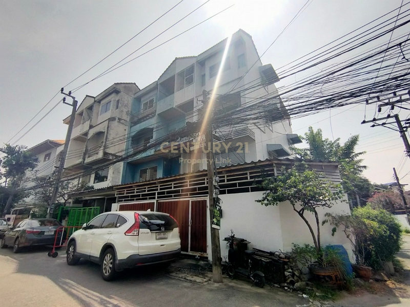 ขายทาวน์โฮมลาดพร้าว เซ็นทรัลลาดพร้าว : ขายและปล่อยเช่าทาวน์เฮาส์ลาดพร้าว 18 4 ชั้น 46 ตารางวา ทำเลย่านชุมชน ใกล้ตลาด และ  MRT ลาดพร้าว/50-TH-65110