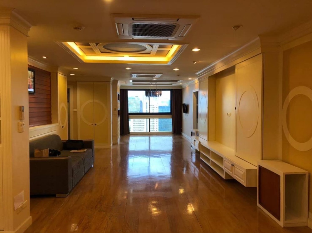 ให้เช่าคอนโดสุขุมวิท อโศก ทองหล่อ : High Floor, Spacious 3 Beds + 1 Extra Maid for Rent!