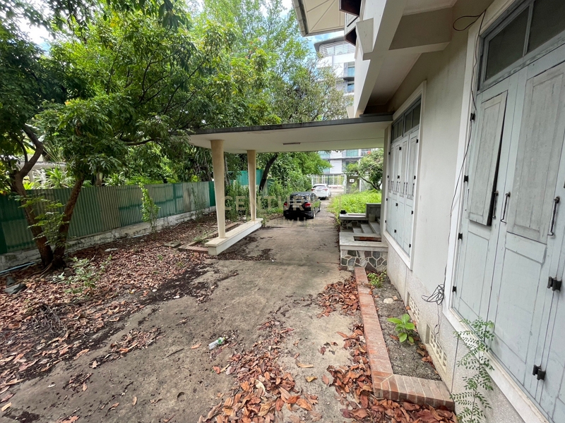 For SaleLandSapankwai,Jatujak : Land for Sale! Prime location 596.5 sq.wah Soi Phahonyothin 9 near BTS Ari and Saphankhwai /42-LA-66025
