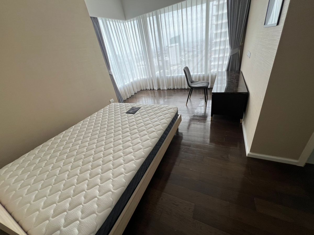 ให้เช่าคอนโดลาดพร้าว เซ็นทรัลลาดพร้าว : ให้เช่าราคาถูก คอนโด The Saint Residences 2-Bed ชั้นสูง วิวสวนจตุจักร