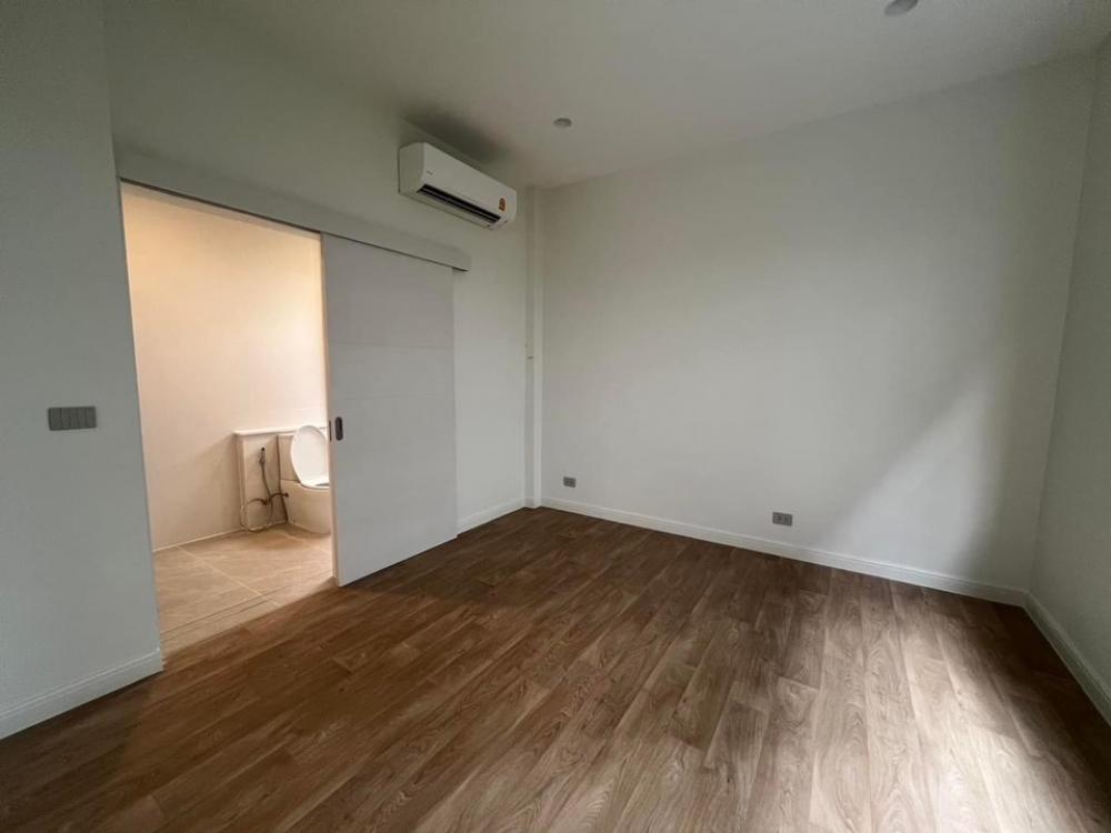 ให้เช่าบ้านเกษตรศาสตร์ รัชโยธิน : 📢👇Big house in good compound near Harrow International School,  KPIS, Niva, Central Eastville. With EV charger, parking space 3-6