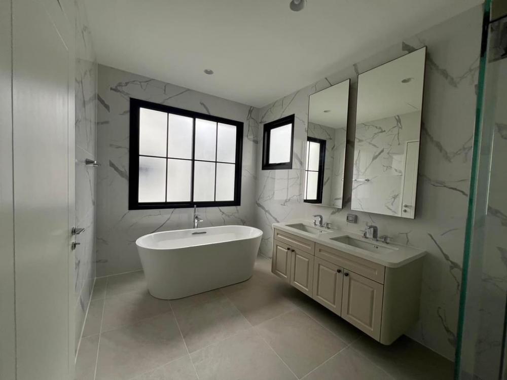 ให้เช่าบ้านเกษตรศาสตร์ รัชโยธิน : 📢👇Big house in good compound near Harrow International School,  KPIS, Niva, Central Eastville. With EV charger, parking space 3-6