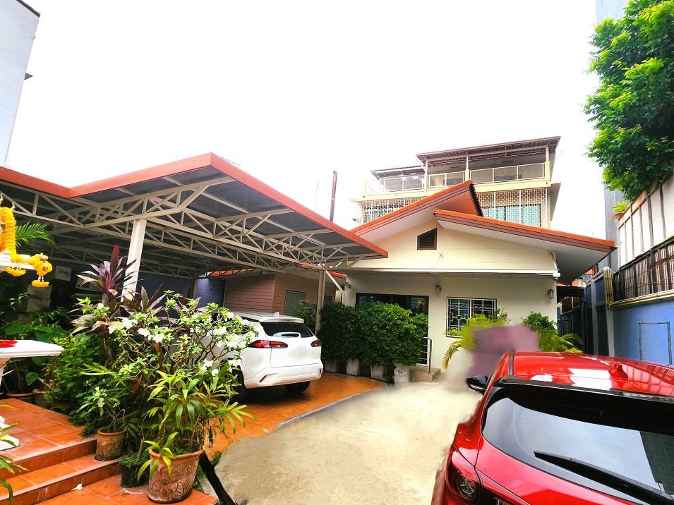 ขายบ้านสาทร นราธิวาส : ขายบ้านเดี่ยว ทำเลดีมาก ซอยสุวรรณสวัสดิ์ ถนนพระราม 4 ทุ่งมหาเมฆ สาทร, พื้นที่ขนาด 112 ตรว. มี 5 ห้องนอน และ 1 ห้องอเนกประสงค์, 4 ห้องน้ำ, ใกล้รถไฟฟ้าใต้ดิน,ใกล้ทางด่วน และใกล้ วัน แบงคอก 8 นาที