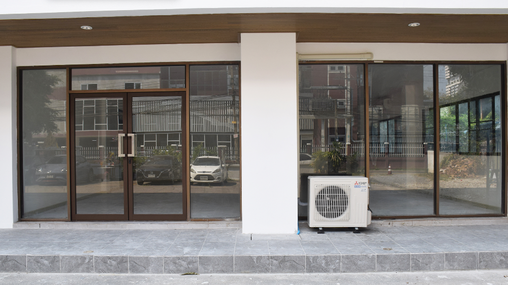 For RentOfficeSukhumvit, Asoke, Thonglor : Office for rent Newly renovated, minimalist style Near Thonglor BTS station Ready to move in immediately.