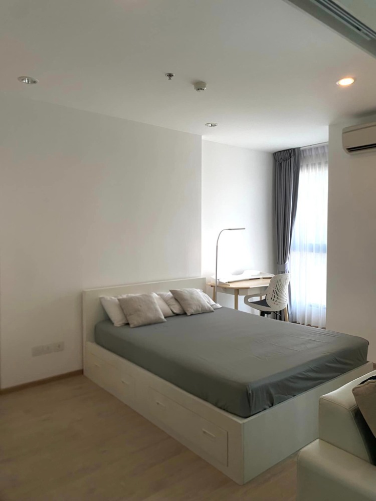 For RentCondoSiam Paragon ,Chulalongkorn,Samyan : Ideo Q Chula - Samyan【𝐑𝐄𝐍𝐓】🔥Minimal room, simple decoration. There is a balcony to sit and admire the view. Fully furnished Near Samyan Mitrtown.🔥Contact Line ID: @hacondo