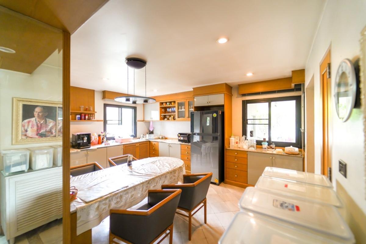 For SaleHouseChaengwatana, Muangthong : Beautiful 2-story house for sale, area approximately 1 rai, Karuehat Thayat Village.