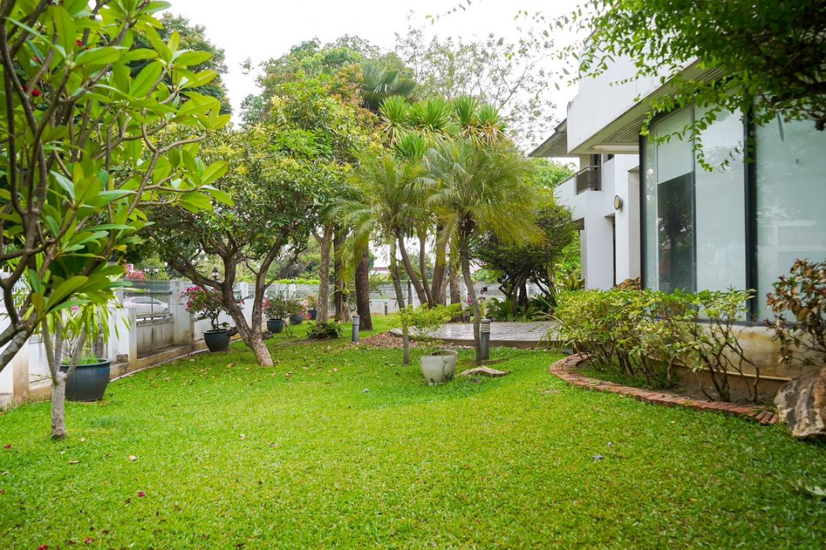 For SaleHouseChaengwatana, Muangthong : Beautiful 2-story house for sale, area approximately 1 rai, Karuehat Thayat Village.