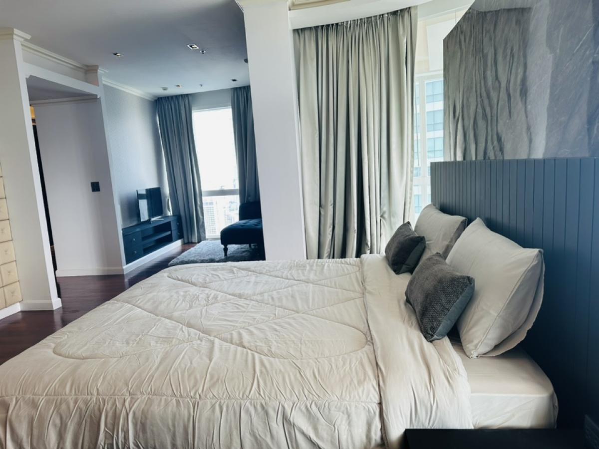 For RentCondoSukhumvit, Asoke, Thonglor : For rent, penthouse, Millennium, Sukhumvit Soi 20, Building D, Room 441, view of the Chao Phraya River and Benjasirikit Park, 44th and 45th floors, very beautiful view, rental price 240,000 per month (negotiable) (For rent/buy/sell) Contact 081-999-4482, 