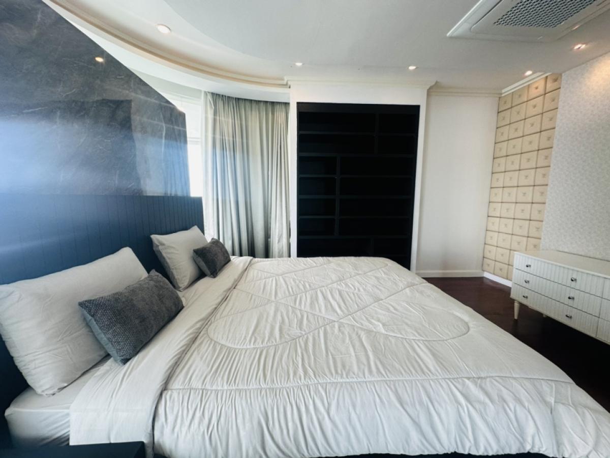 For RentCondoSukhumvit, Asoke, Thonglor : For rent, penthouse, Millennium, Sukhumvit Soi 20, Building D, Room 441, view of the Chao Phraya River and Benjasirikit Park, 44th and 45th floors, very beautiful view, rental price 240,000 per month (negotiable) (For rent/buy/sell) Contact 081-999-4482, 