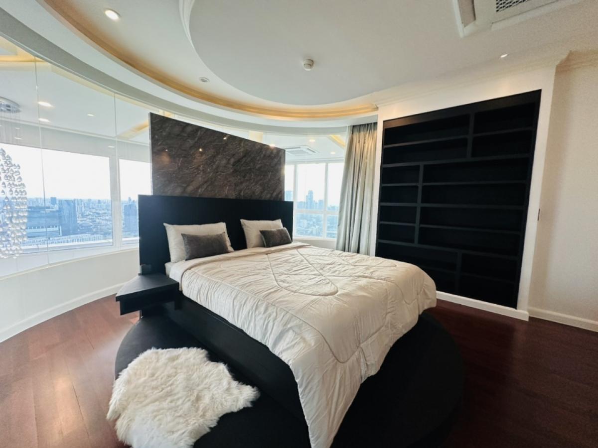 For RentCondoSukhumvit, Asoke, Thonglor : For rent, penthouse, Millennium, Sukhumvit Soi 20, Building D, Room 441, view of the Chao Phraya River and Benjasirikit Park, 44th and 45th floors, very beautiful view, rental price 240,000 per month (negotiable) (For rent/buy/sell) Contact 081-999-4482, 
