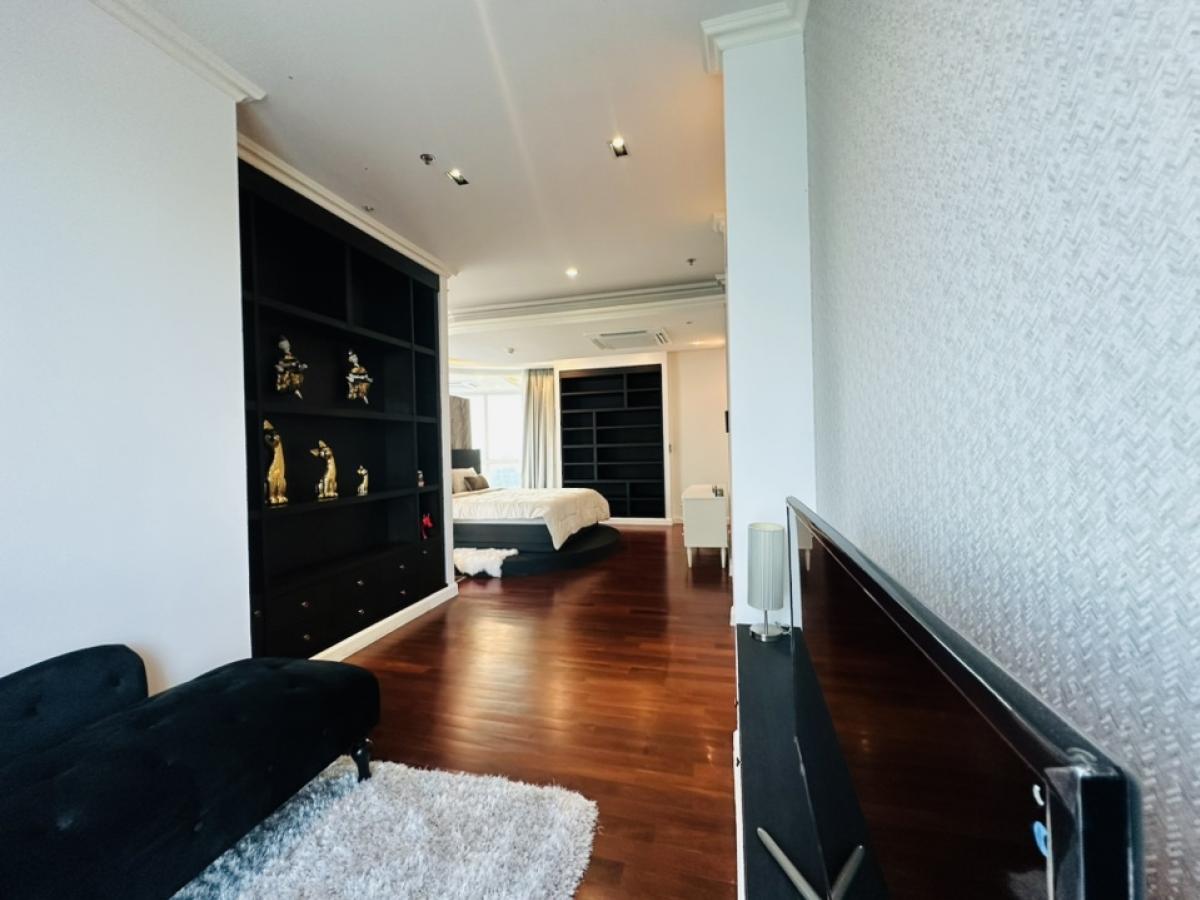 For RentCondoSukhumvit, Asoke, Thonglor : For rent, penthouse, Millennium, Sukhumvit Soi 20, Building D, Room 441, view of the Chao Phraya River and Benjasirikit Park, 44th and 45th floors, very beautiful view, rental price 240,000 per month (negotiable) (For rent/buy/sell) Contact 081-999-4482, 