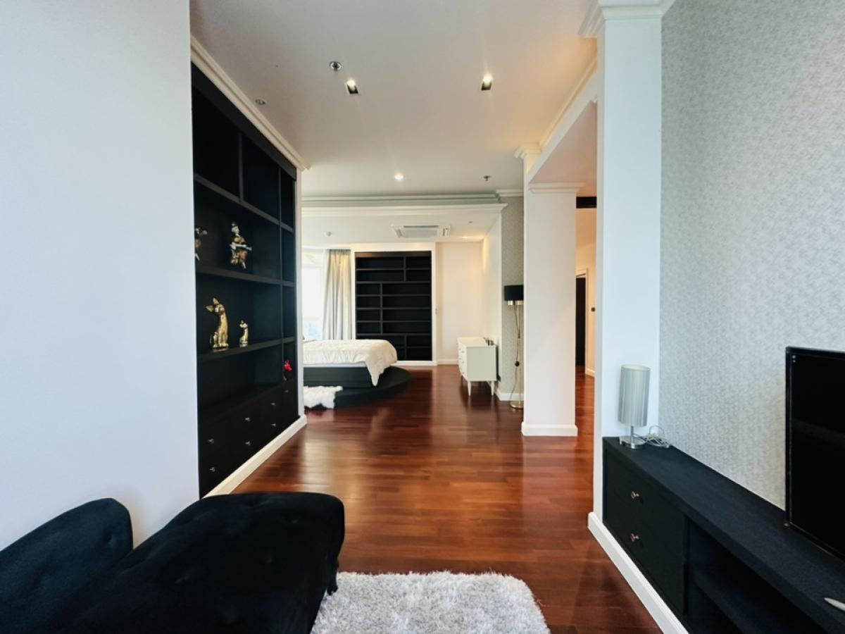 For RentCondoSukhumvit, Asoke, Thonglor : For rent, penthouse, Millennium, Sukhumvit Soi 20, Building D, Room 441, view of the Chao Phraya River and Benjasirikit Park, 44th and 45th floors, very beautiful view, rental price 240,000 per month (negotiable) (For rent/buy/sell) Contact 081-999-4482, 