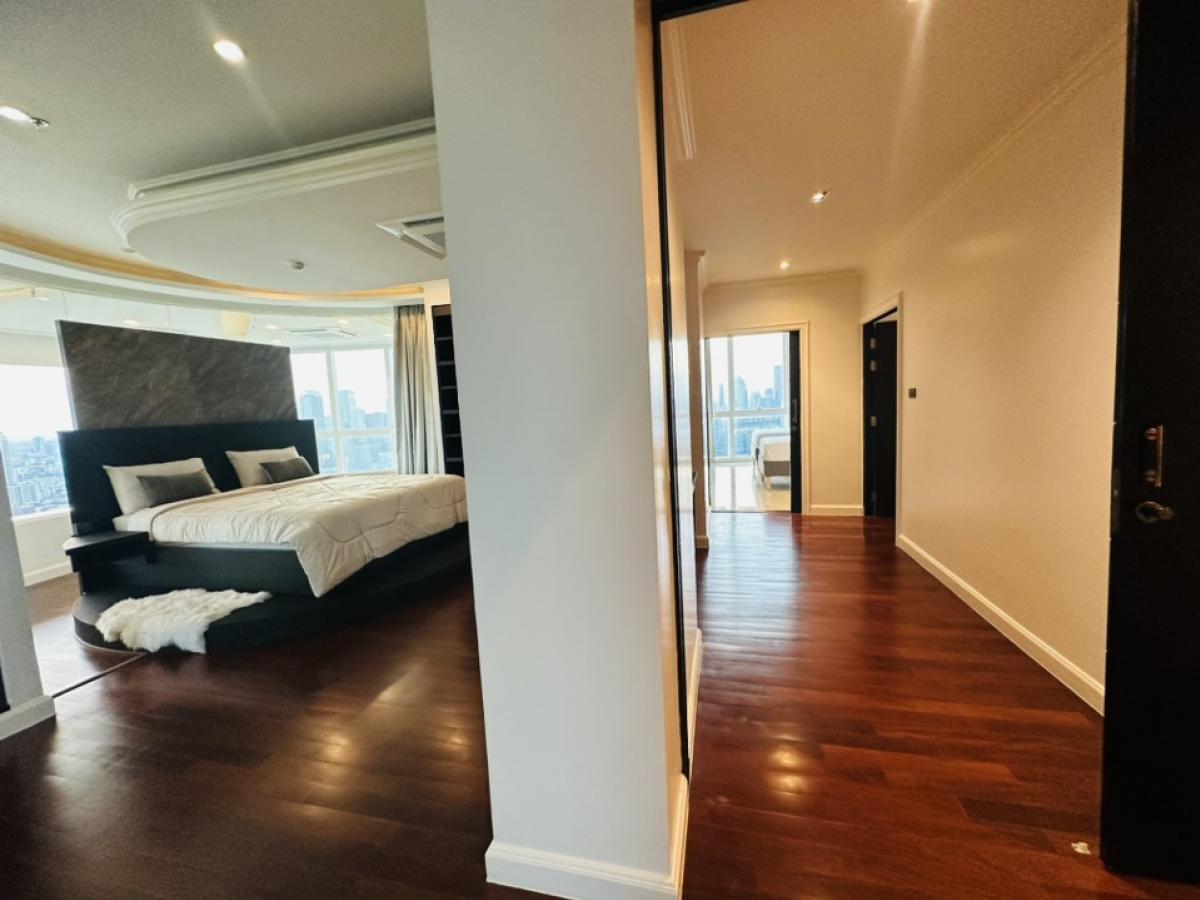 For RentCondoSukhumvit, Asoke, Thonglor : For rent, penthouse, Millennium, Sukhumvit Soi 20, Building D, Room 441, view of the Chao Phraya River and Benjasirikit Park, 44th and 45th floors, very beautiful view, rental price 240,000 per month (negotiable) (For rent/buy/sell) Contact 081-999-4482, 
