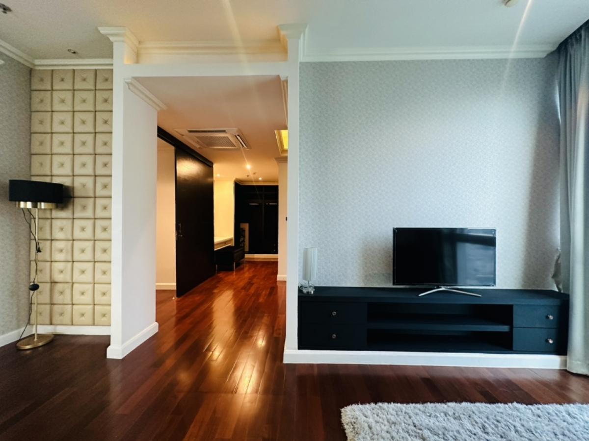 For RentCondoSukhumvit, Asoke, Thonglor : For rent, penthouse, Millennium, Sukhumvit Soi 20, Building D, Room 441, view of the Chao Phraya River and Benjasirikit Park, 44th and 45th floors, very beautiful view, rental price 240,000 per month (negotiable) (For rent/buy/sell) Contact 081-999-4482, 