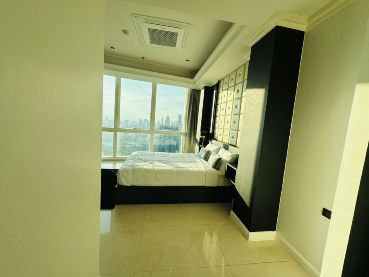 For RentCondoSukhumvit, Asoke, Thonglor : For rent, penthouse, Millennium, Sukhumvit Soi 20, Building D, Room 441, view of the Chao Phraya River and Benjasirikit Park, 44th and 45th floors, very beautiful view, rental price 240,000 per month (negotiable) (For rent/buy/sell) Contact 081-999-4482, 