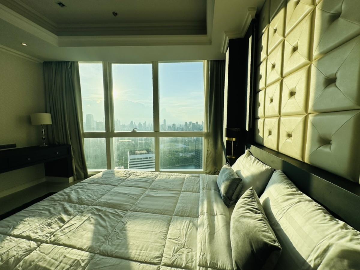 For RentCondoSukhumvit, Asoke, Thonglor : For rent, penthouse, Millennium, Sukhumvit Soi 20, Building D, Room 441, view of the Chao Phraya River and Benjasirikit Park, 44th and 45th floors, very beautiful view, rental price 240,000 per month (negotiable) (For rent/buy/sell) Contact 081-999-4482, 
