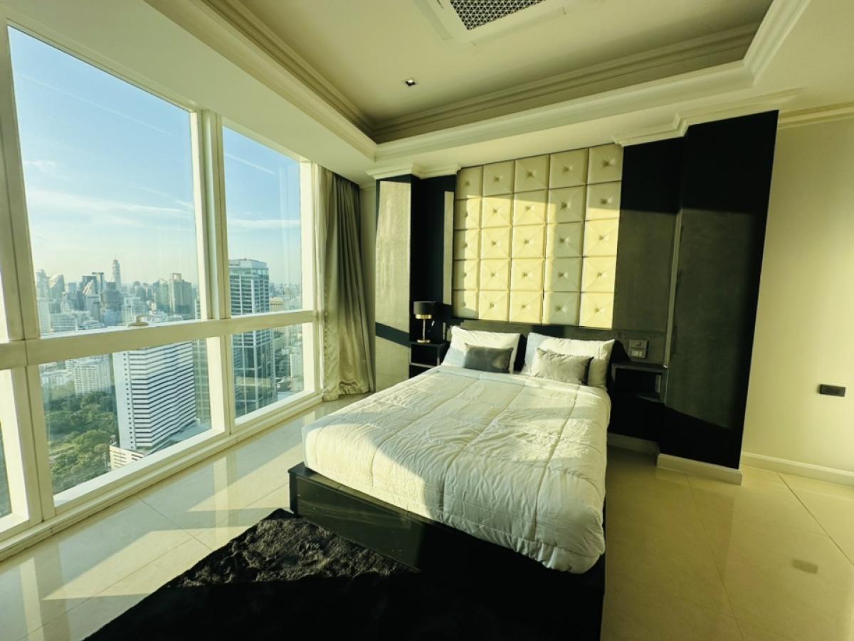 For RentCondoSukhumvit, Asoke, Thonglor : For rent, penthouse, Millennium, Sukhumvit Soi 20, Building D, Room 441, view of the Chao Phraya River and Benjasirikit Park, 44th and 45th floors, very beautiful view, rental price 240,000 per month (negotiable) (For rent/buy/sell) Contact 081-999-4482, 