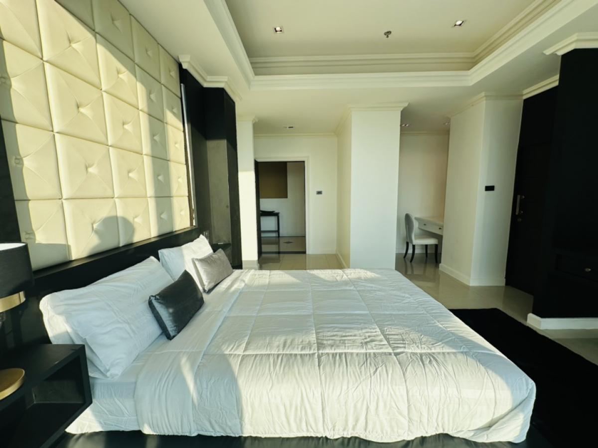 For RentCondoSukhumvit, Asoke, Thonglor : For rent, penthouse, Millennium, Sukhumvit Soi 20, Building D, Room 441, view of the Chao Phraya River and Benjasirikit Park, 44th and 45th floors, very beautiful view, rental price 240,000 per month (negotiable) (For rent/buy/sell) Contact 081-999-4482, 