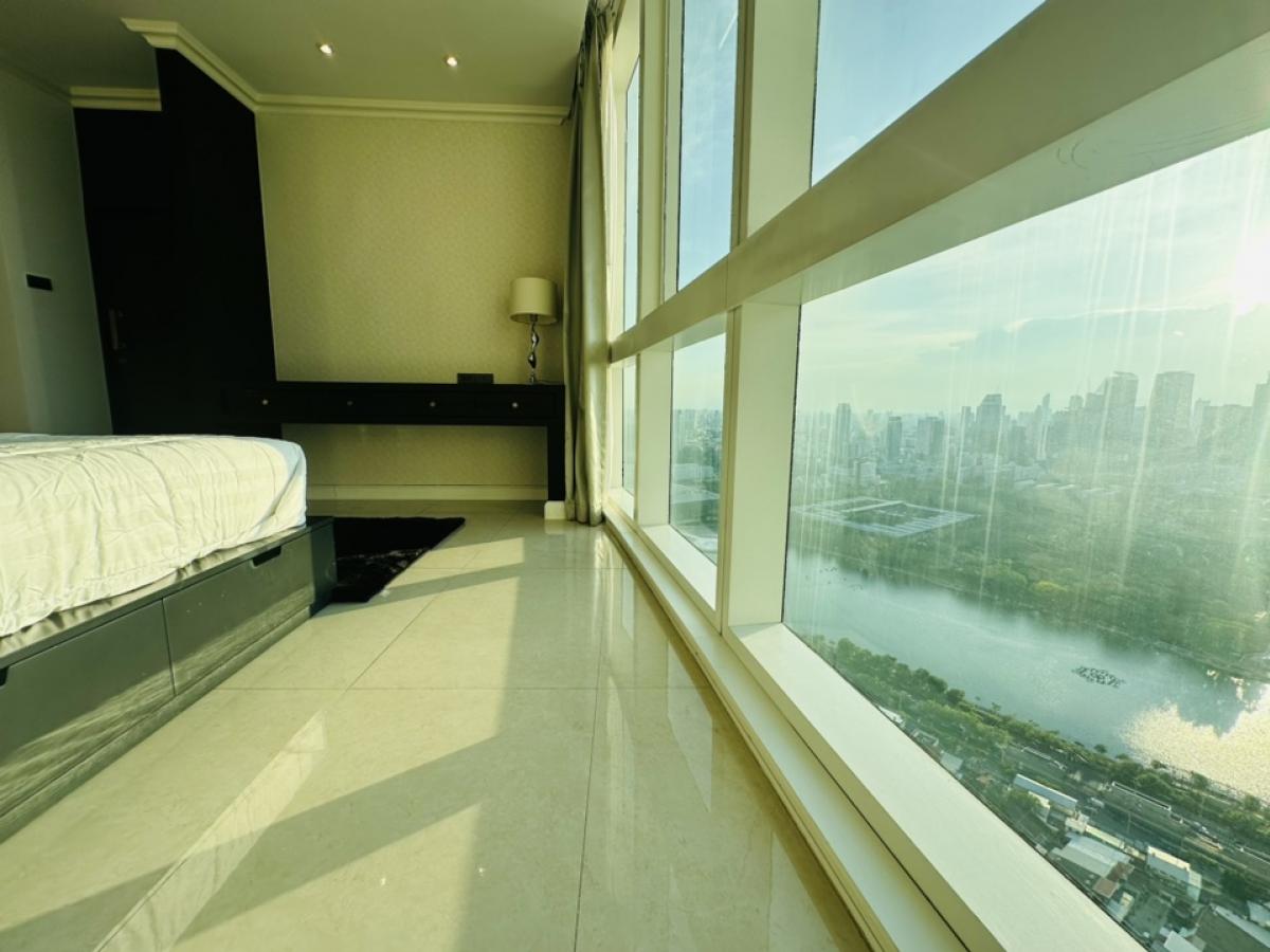 For RentCondoSukhumvit, Asoke, Thonglor : For rent, penthouse, Millennium, Sukhumvit Soi 20, Building D, Room 441, view of the Chao Phraya River and Benjasirikit Park, 44th and 45th floors, very beautiful view, rental price 240,000 per month (negotiable) (For rent/buy/sell) Contact 081-999-4482, 
