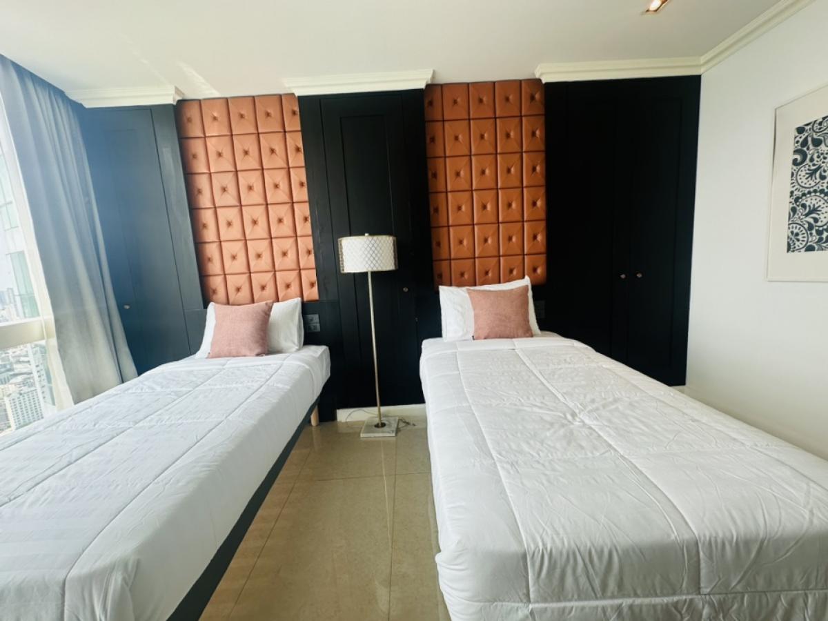 For RentCondoSukhumvit, Asoke, Thonglor : For rent, penthouse, Millennium, Sukhumvit Soi 20, Building D, Room 441, view of the Chao Phraya River and Benjasirikit Park, 44th and 45th floors, very beautiful view, rental price 240,000 per month (negotiable) (For rent/buy/sell) Contact 081-999-4482, 