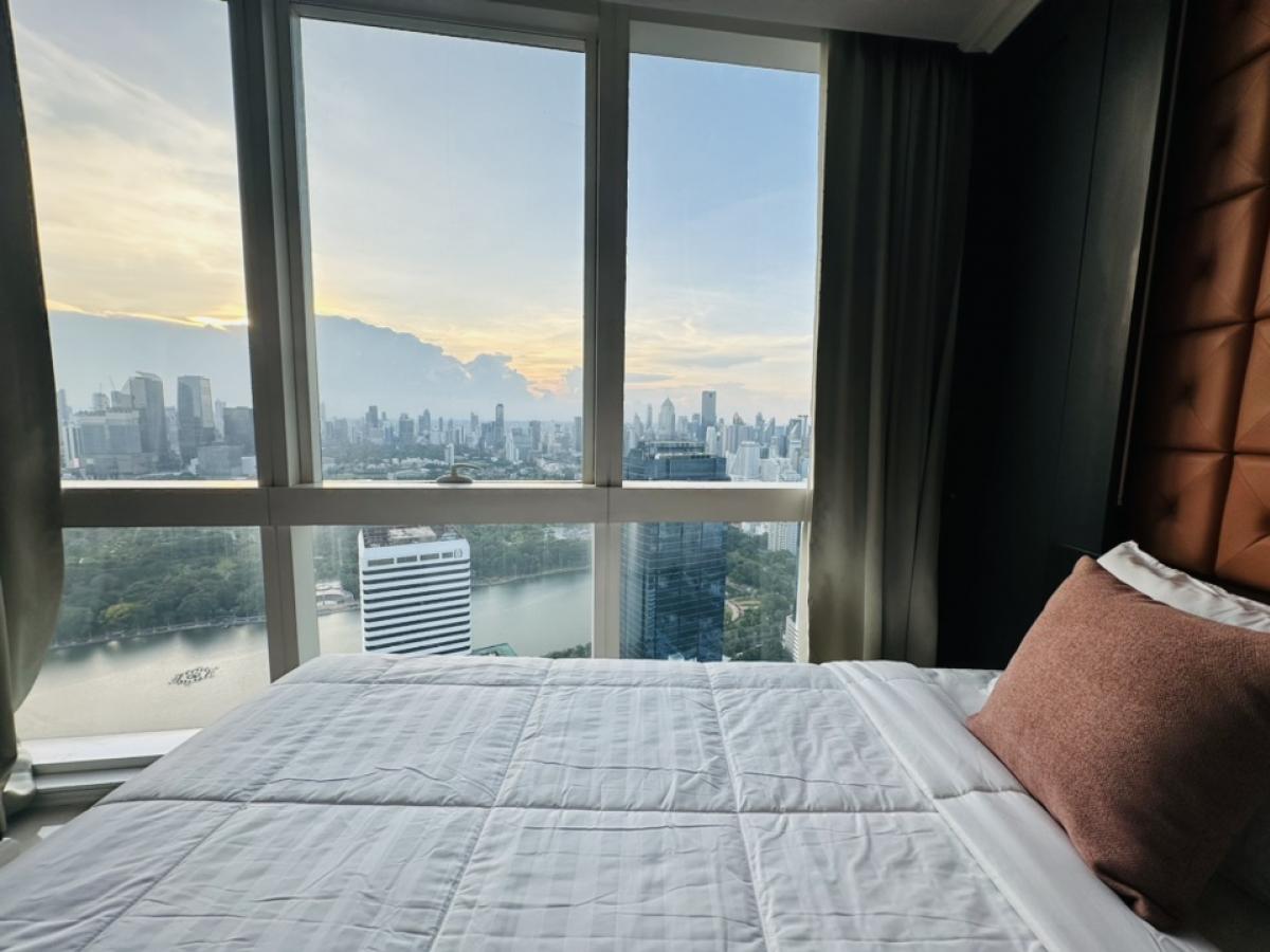 For RentCondoSukhumvit, Asoke, Thonglor : For rent, penthouse, Millennium, Sukhumvit Soi 20, Building D, Room 441, view of the Chao Phraya River and Benjasirikit Park, 44th and 45th floors, very beautiful view, rental price 240,000 per month (negotiable) (For rent/buy/sell) Contact 081-999-4482, 