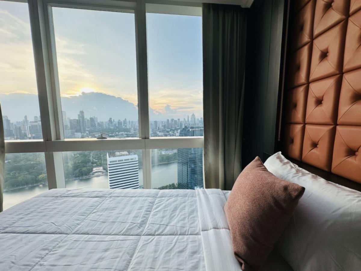 For RentCondoSukhumvit, Asoke, Thonglor : For rent, penthouse, Millennium, Sukhumvit Soi 20, Building D, Room 441, view of the Chao Phraya River and Benjasirikit Park, 44th and 45th floors, very beautiful view, rental price 240,000 per month (negotiable) (For rent/buy/sell) Contact 081-999-4482, 