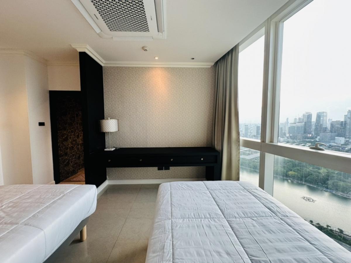 For RentCondoSukhumvit, Asoke, Thonglor : For rent, penthouse, Millennium, Sukhumvit Soi 20, Building D, Room 441, view of the Chao Phraya River and Benjasirikit Park, 44th and 45th floors, very beautiful view, rental price 240,000 per month (negotiable) (For rent/buy/sell) Contact 081-999-4482, 