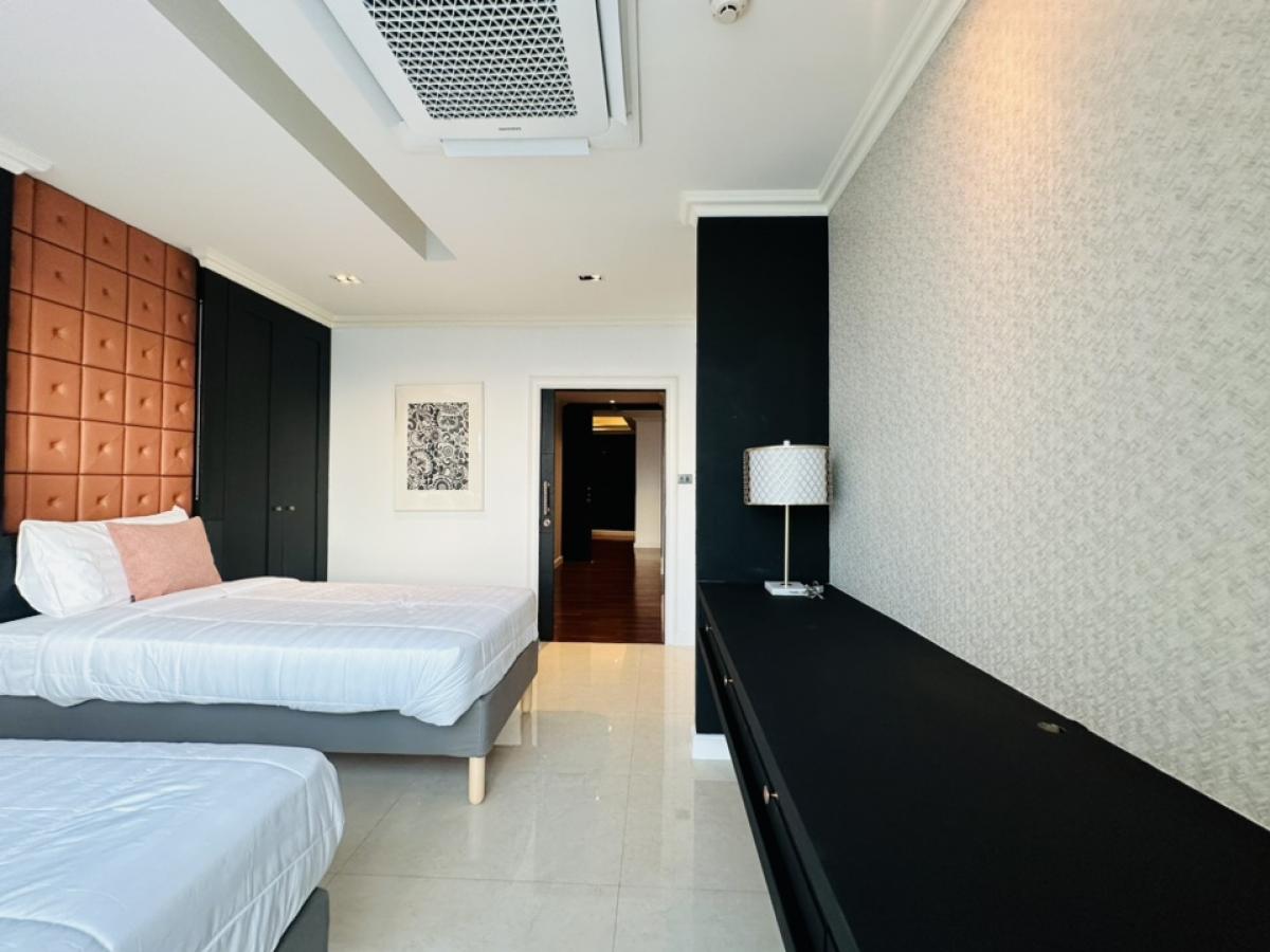 For RentCondoSukhumvit, Asoke, Thonglor : For rent, penthouse, Millennium, Sukhumvit Soi 20, Building D, Room 441, view of the Chao Phraya River and Benjasirikit Park, 44th and 45th floors, very beautiful view, rental price 240,000 per month (negotiable) (For rent/buy/sell) Contact 081-999-4482, 