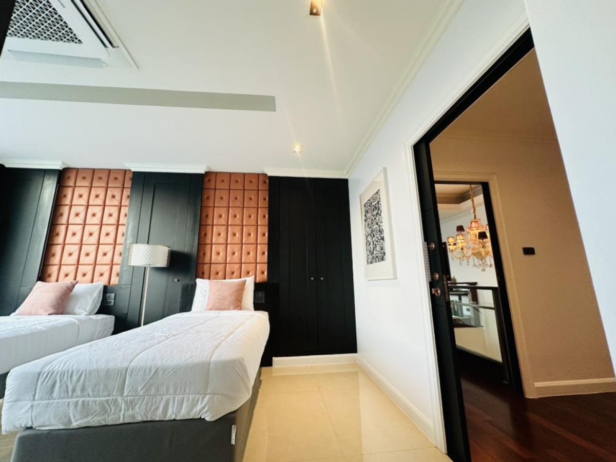 For RentCondoSukhumvit, Asoke, Thonglor : For rent, penthouse, Millennium, Sukhumvit Soi 20, Building D, Room 441, view of the Chao Phraya River and Benjasirikit Park, 44th and 45th floors, very beautiful view, rental price 240,000 per month (negotiable) (For rent/buy/sell) Contact 081-999-4482, 