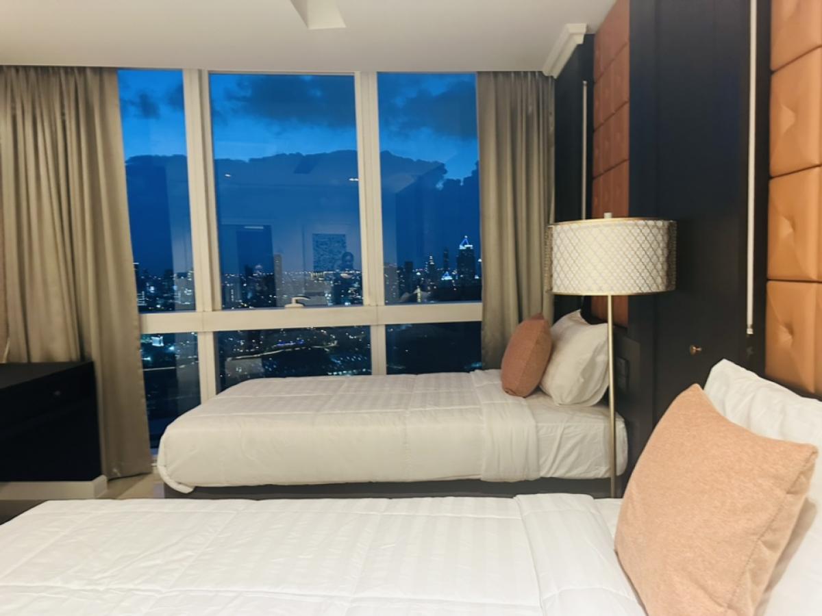 For RentCondoSukhumvit, Asoke, Thonglor : For rent, penthouse, Millennium, Sukhumvit Soi 20, Building D, Room 441, view of the Chao Phraya River and Benjasirikit Park, 44th and 45th floors, very beautiful view, rental price 240,000 per month (negotiable) (For rent/buy/sell) Contact 081-999-4482, 