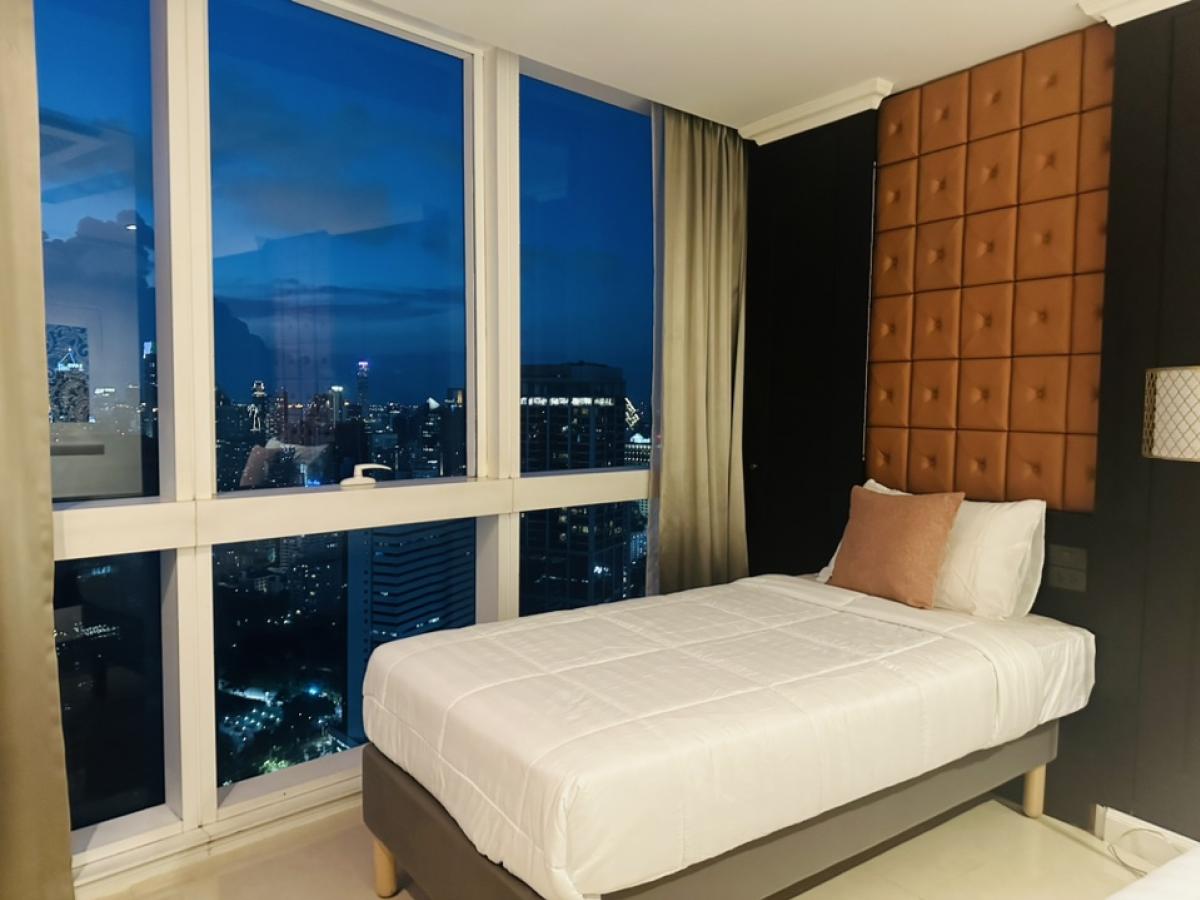 For RentCondoSukhumvit, Asoke, Thonglor : For rent, penthouse, Millennium, Sukhumvit Soi 20, Building D, Room 441, view of the Chao Phraya River and Benjasirikit Park, 44th and 45th floors, very beautiful view, rental price 240,000 per month (negotiable) (For rent/buy/sell) Contact 081-999-4482, 
