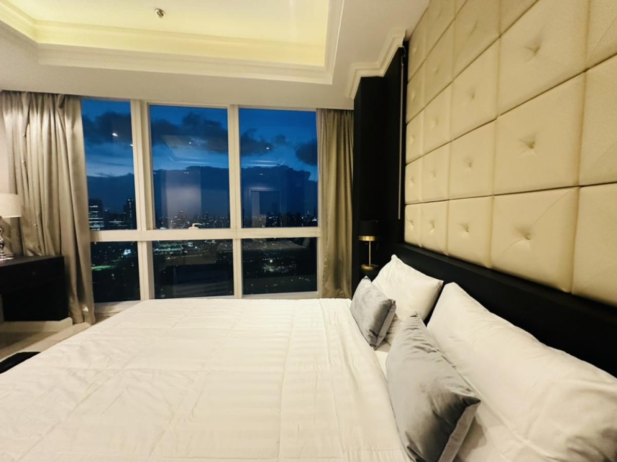 For RentCondoSukhumvit, Asoke, Thonglor : For rent, penthouse, Millennium, Sukhumvit Soi 20, Building D, Room 441, view of the Chao Phraya River and Benjasirikit Park, 44th and 45th floors, very beautiful view, rental price 240,000 per month (negotiable) (For rent/buy/sell) Contact 081-999-4482, 