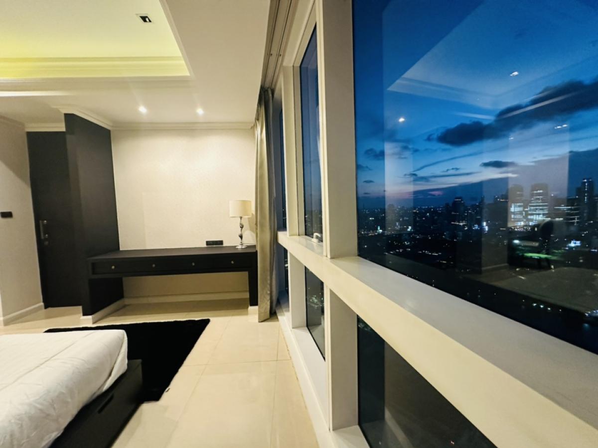 For RentCondoSukhumvit, Asoke, Thonglor : For rent, penthouse, Millennium, Sukhumvit Soi 20, Building D, Room 441, view of the Chao Phraya River and Benjasirikit Park, 44th and 45th floors, very beautiful view, rental price 240,000 per month (negotiable) (For rent/buy/sell) Contact 081-999-4482, 