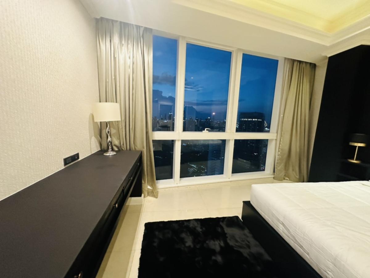 For RentCondoSukhumvit, Asoke, Thonglor : For rent, penthouse, Millennium, Sukhumvit Soi 20, Building D, Room 441, view of the Chao Phraya River and Benjasirikit Park, 44th and 45th floors, very beautiful view, rental price 240,000 per month (negotiable) (For rent/buy/sell) Contact 081-999-4482, 