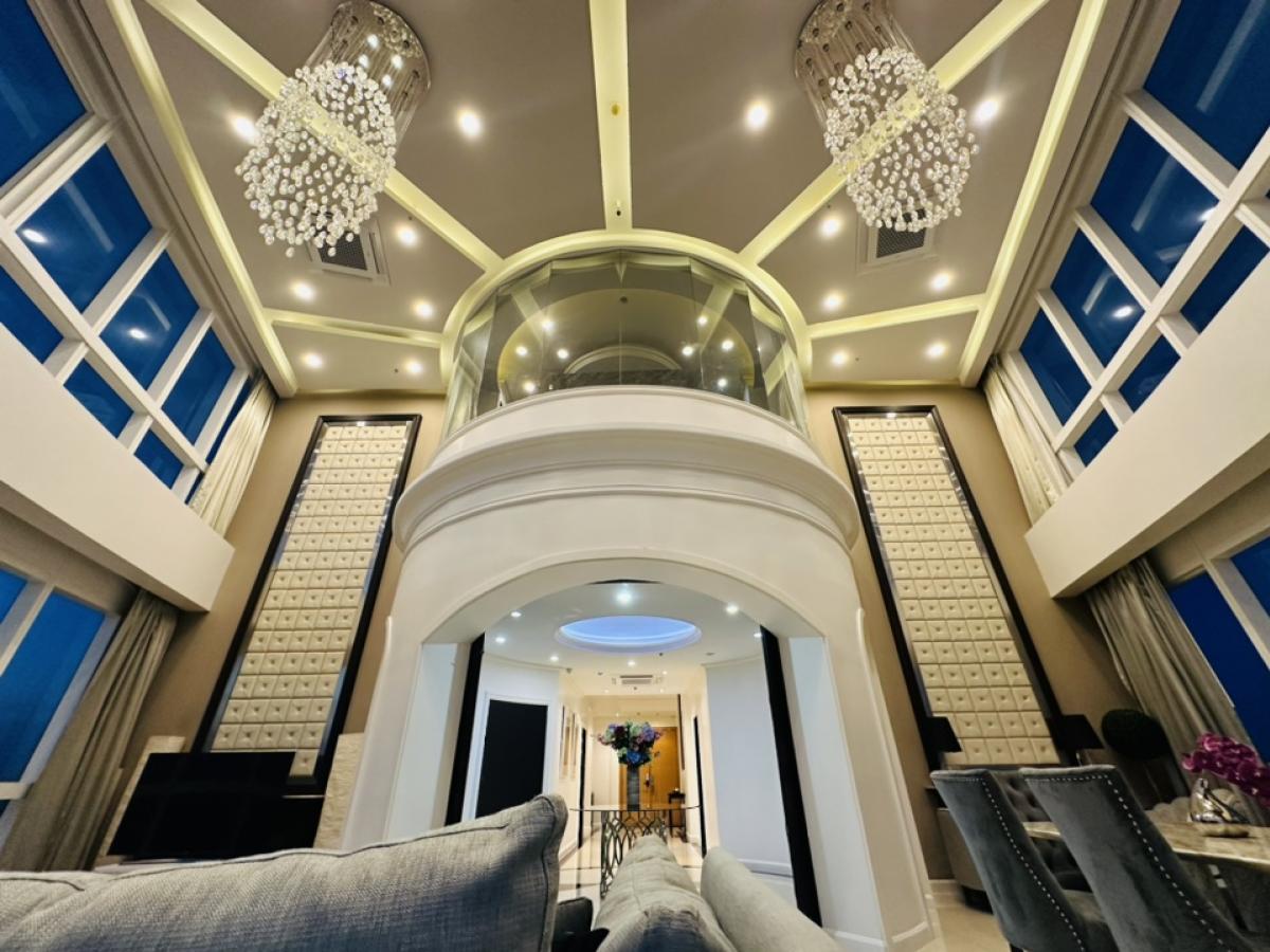 For RentCondoSukhumvit, Asoke, Thonglor : For rent, penthouse, Millennium, Sukhumvit Soi 20, Building D, Room 441, view of the Chao Phraya River and Benjasirikit Park, 44th and 45th floors, very beautiful view, rental price 240,000 per month (negotiable) (For rent/buy/sell) Contact 081-999-4482, 