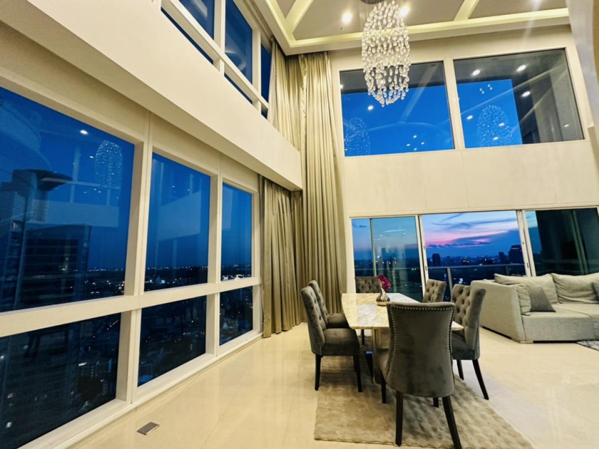 For RentCondoSukhumvit, Asoke, Thonglor : For rent, penthouse, Millennium, Sukhumvit Soi 20, Building D, Room 441, view of the Chao Phraya River and Benjasirikit Park, 44th and 45th floors, very beautiful view, rental price 240,000 per month (negotiable) (For rent/buy/sell) Contact 081-999-4482, 