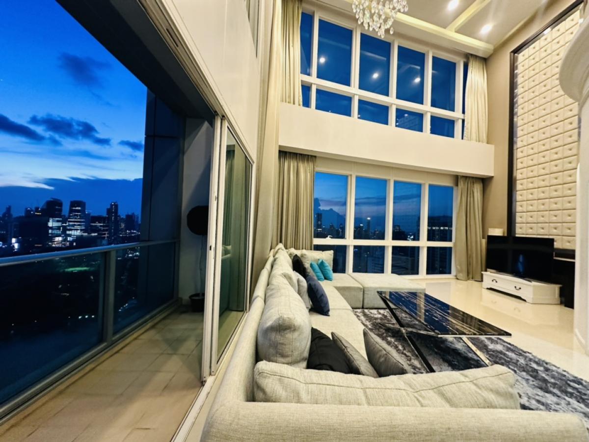 For RentCondoSukhumvit, Asoke, Thonglor : For rent, penthouse, Millennium, Sukhumvit Soi 20, Building D, Room 441, view of the Chao Phraya River and Benjasirikit Park, 44th and 45th floors, very beautiful view, rental price 240,000 per month (negotiable) (For rent/buy/sell) Contact 081-999-4482, 