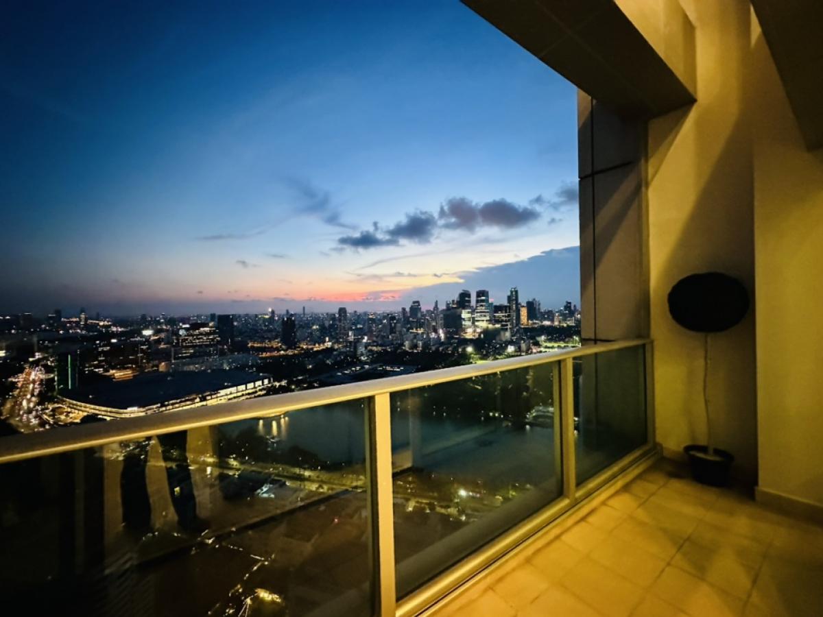 For RentCondoSukhumvit, Asoke, Thonglor : For rent, penthouse, Millennium, Sukhumvit Soi 20, Building D, Room 441, view of the Chao Phraya River and Benjasirikit Park, 44th and 45th floors, very beautiful view, rental price 240,000 per month (negotiable) (For rent/buy/sell) Contact 081-999-4482, 