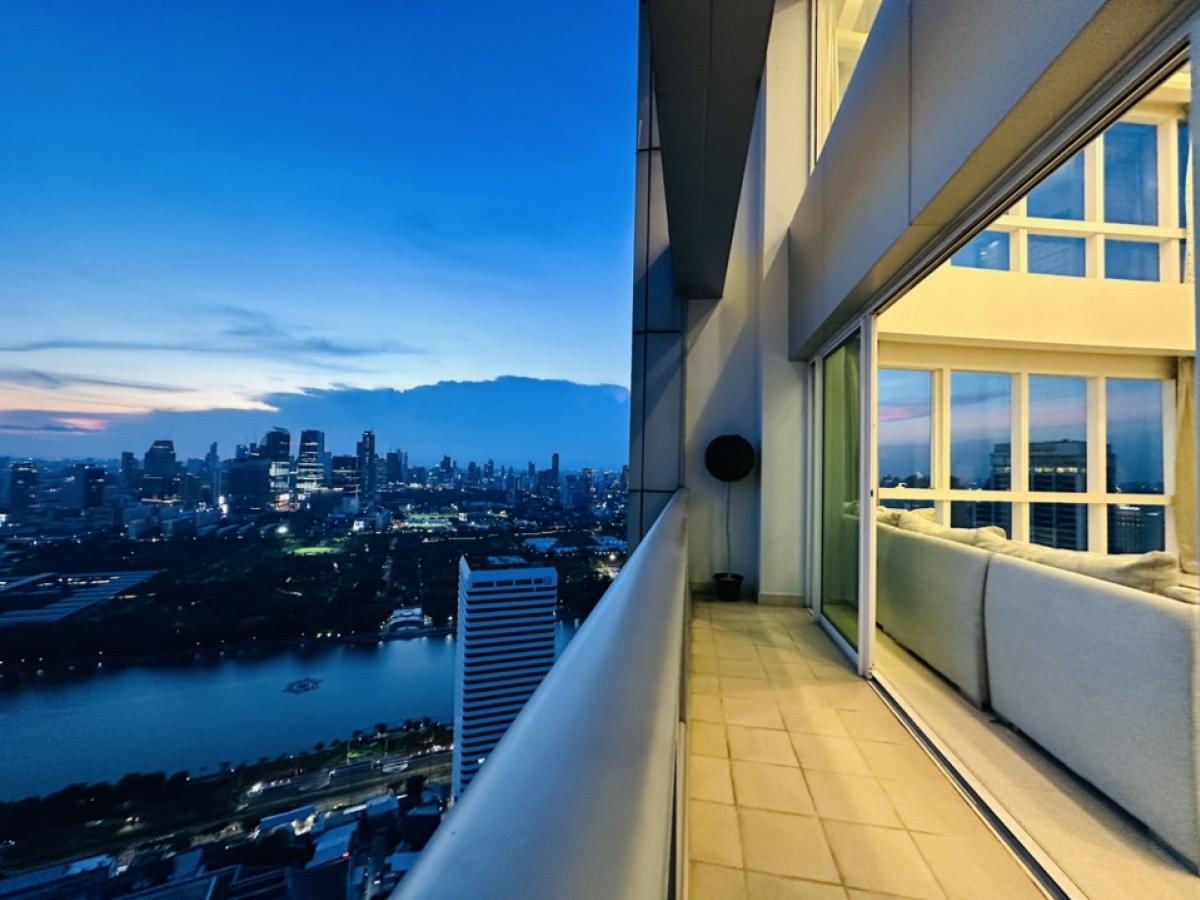 For RentCondoSukhumvit, Asoke, Thonglor : For rent, penthouse, Millennium, Sukhumvit Soi 20, Building D, Room 441, view of the Chao Phraya River and Benjasirikit Park, 44th and 45th floors, very beautiful view, rental price 240,000 per month (negotiable) (For rent/buy/sell) Contact 081-999-4482, 